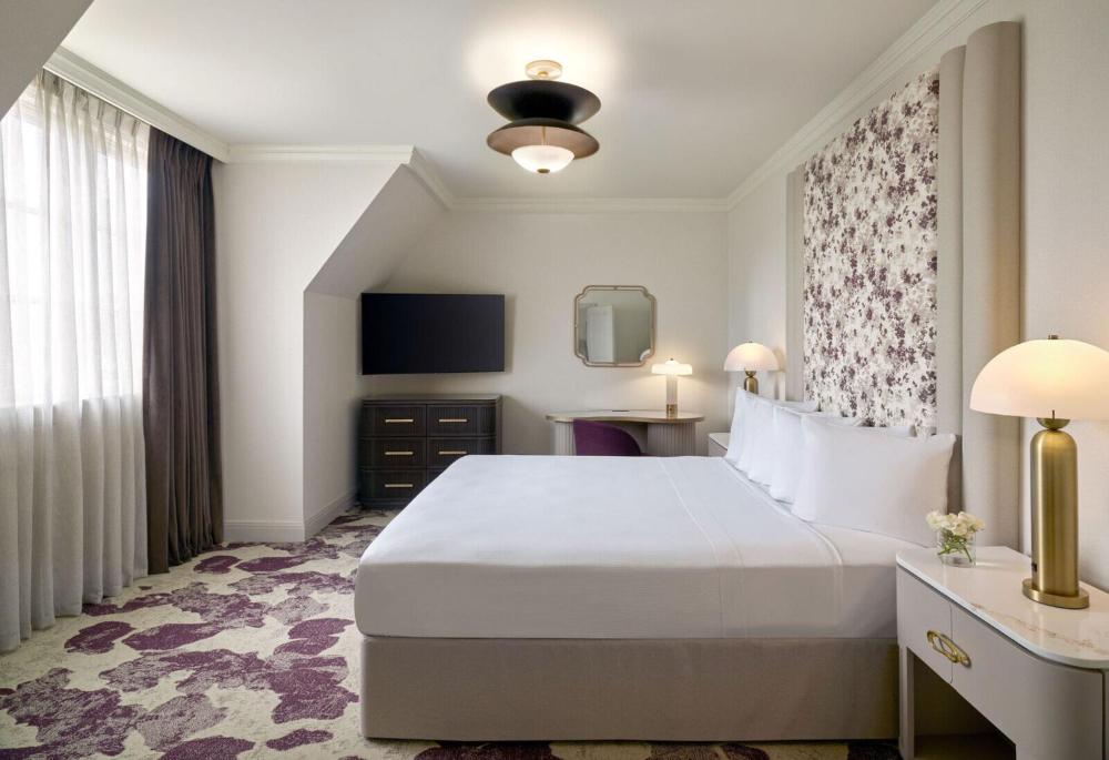 Cottage with King Bed and View - Parlor Room/Non-Smoking interior